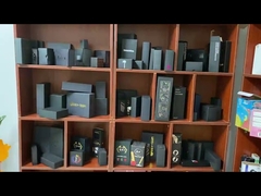 Kami menyediakan kotak paket buku hitam logo UV yang disesuaikan dengan EVA inse untuk salah satu pelanggan Eropa kami